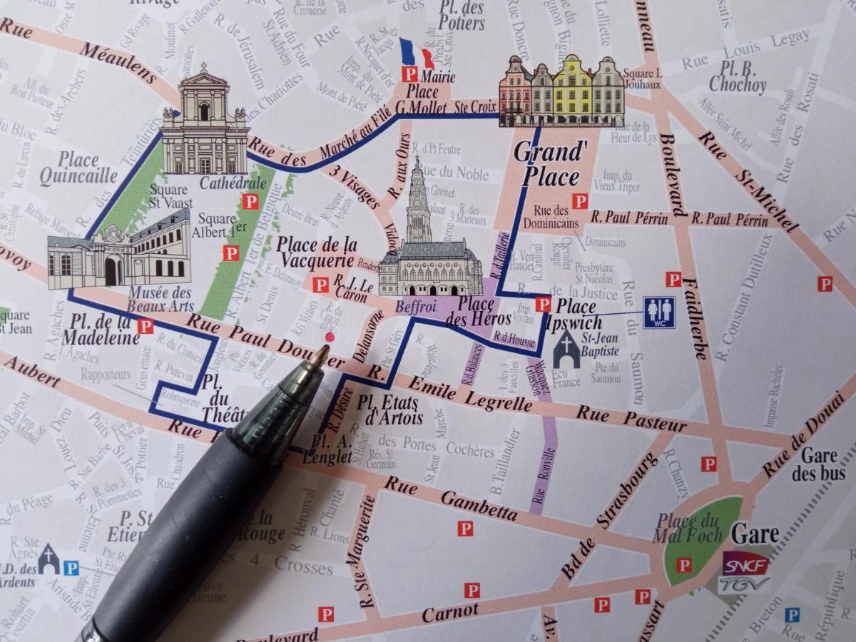 Au Pied Du Beffroi Apartment อาร์ราส ภายนอก รูปภาพ